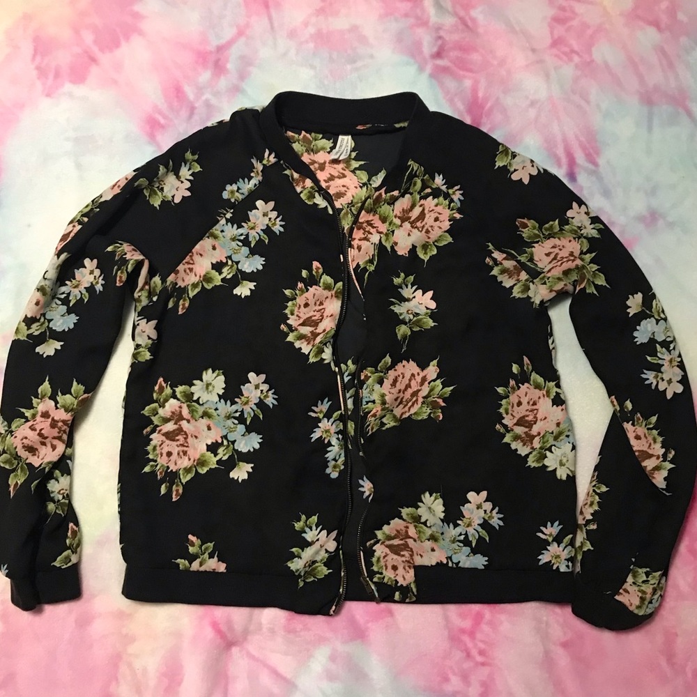 Black and floral sheer jacket. Gold zipper 💥💥